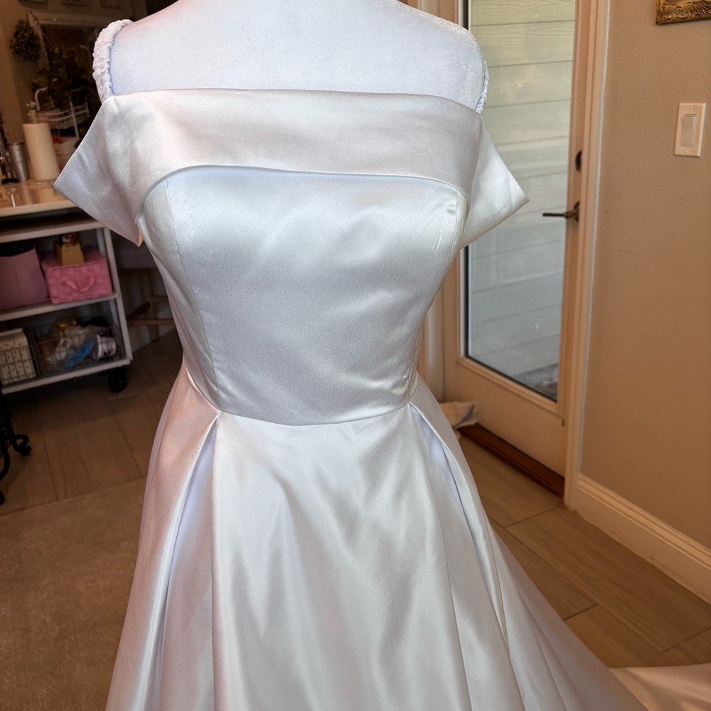 NEW Elegant White Wedding Dress, Satin Wedding Dress, Strapless, NWOT Size LG/12 - Picture 2 of 14